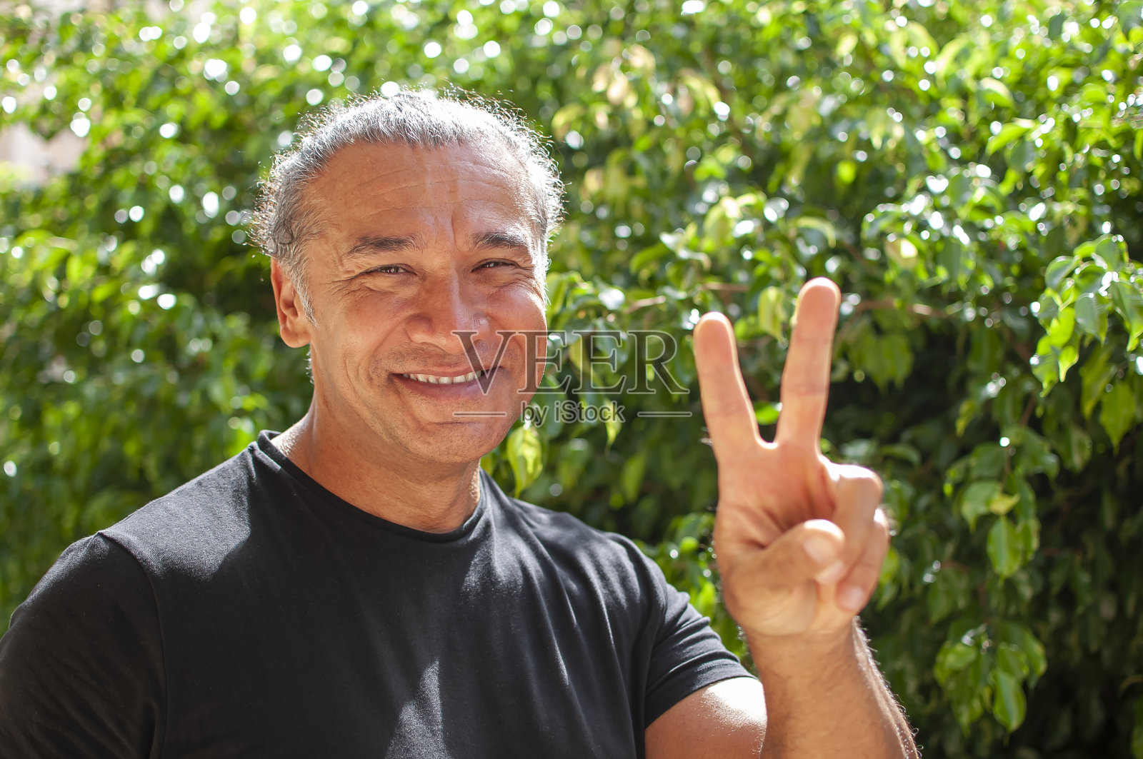 帅哥在户外摆姿势照片摄影图片