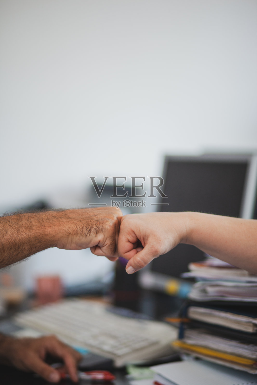 在办公室工作时戴着防护口罩照片摄影图片