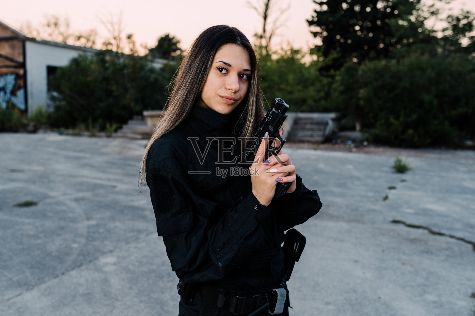 穿着特别警服的女孩。照片摄影图片