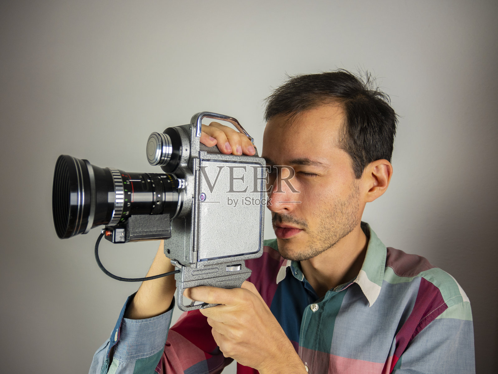 年轻人用老相机拍视频，老者用老相机，导演在旧日照片摄影图片