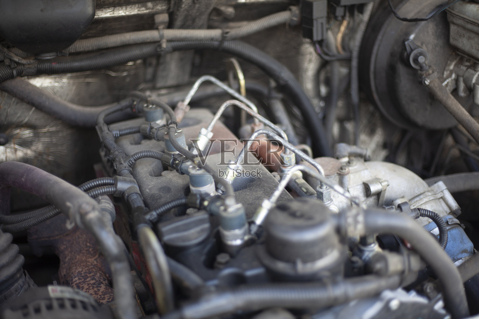 汽车引擎。引擎盖下面的汽车。照片摄影图片