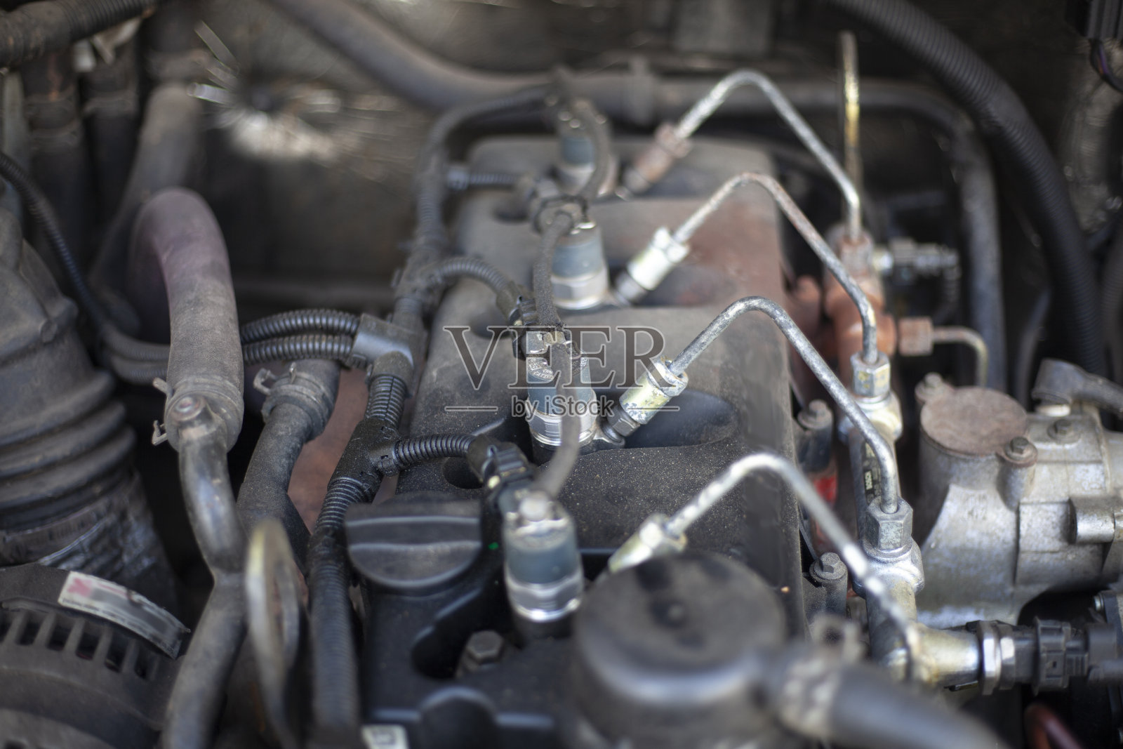 汽车引擎。引擎盖下面的汽车。照片摄影图片