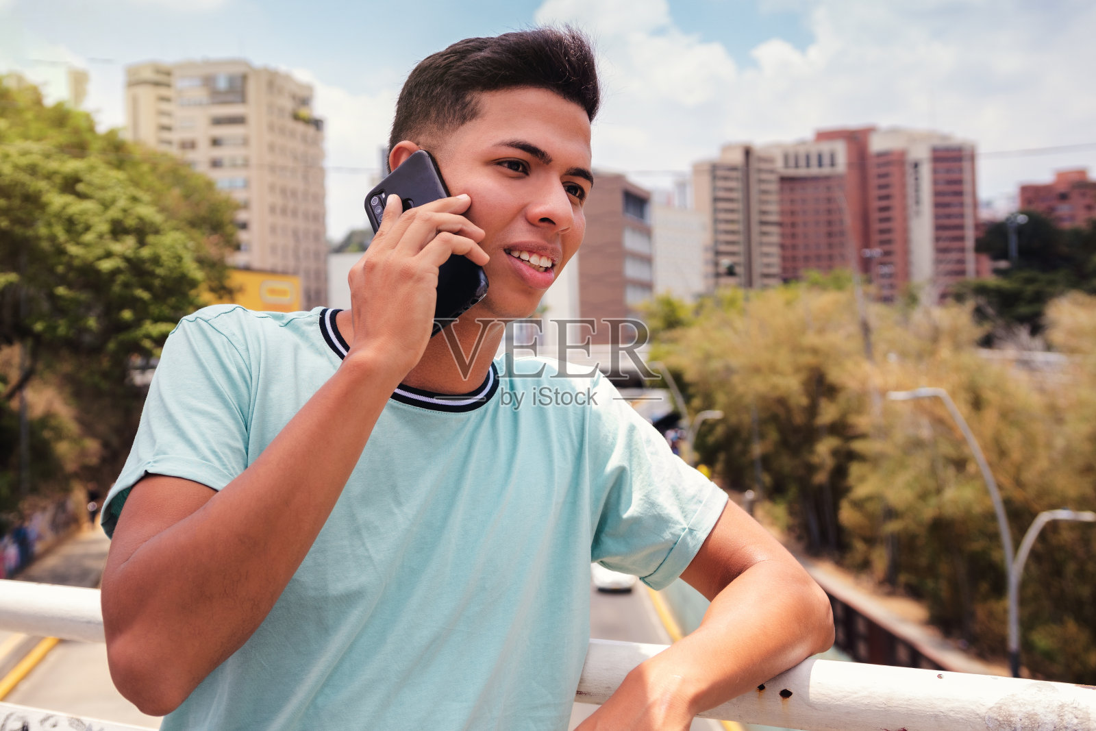 一个男人在桥上打电话的肖像照片摄影图片