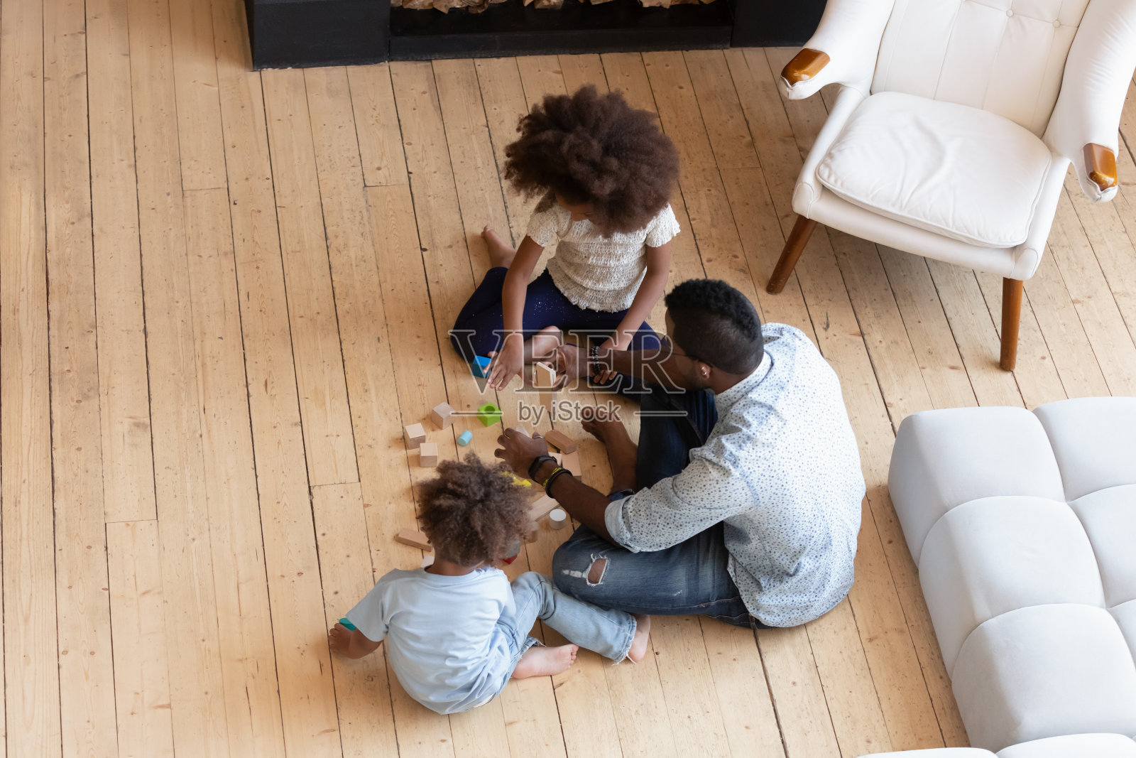 热爱非裔美国人的亲情，玩玩具。照片摄影图片