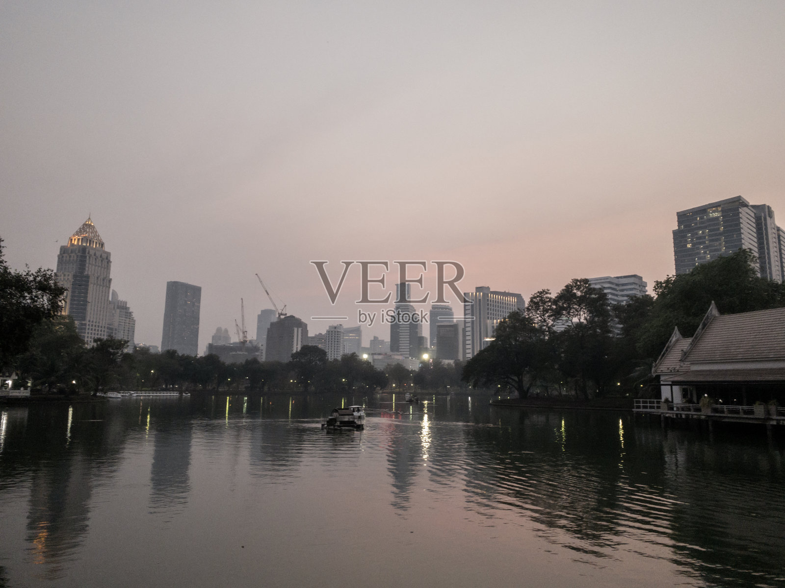 美丽的城市公园清晨与增益和复古色调照片摄影图片