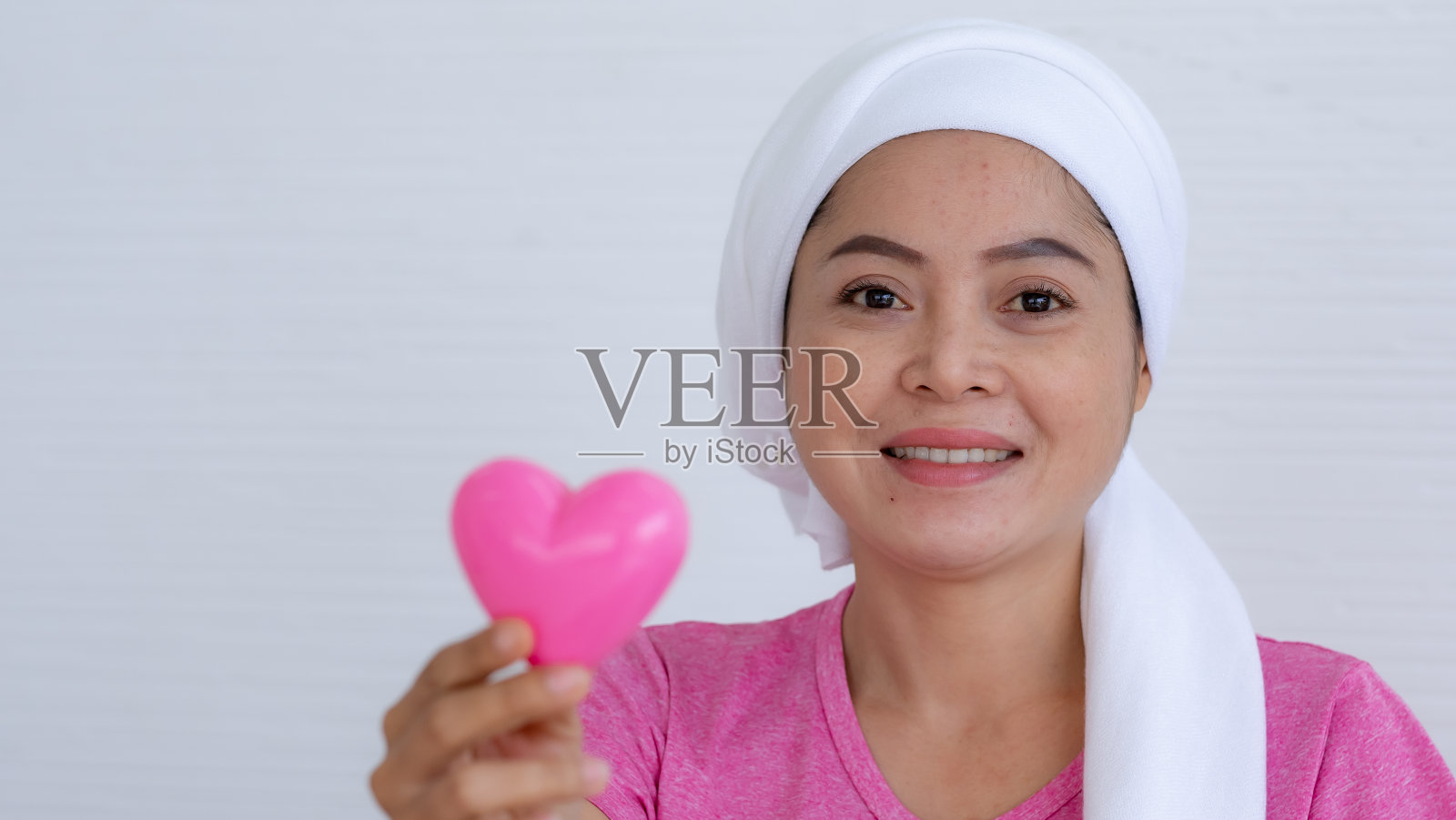 一个有粉色心脏的乳腺癌患者照片摄影图片