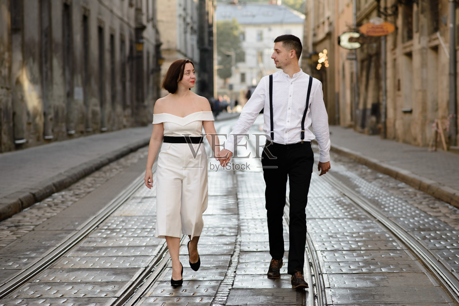 美丽时尚的情侣在老城市的街道上约会。照片摄影图片