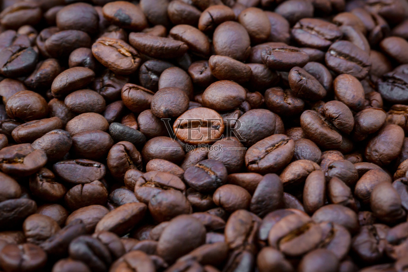 新鲜烘焙咖啡豆背景。咖啡豆的背景。烘焙咖啡豆的背景。照片摄影图片