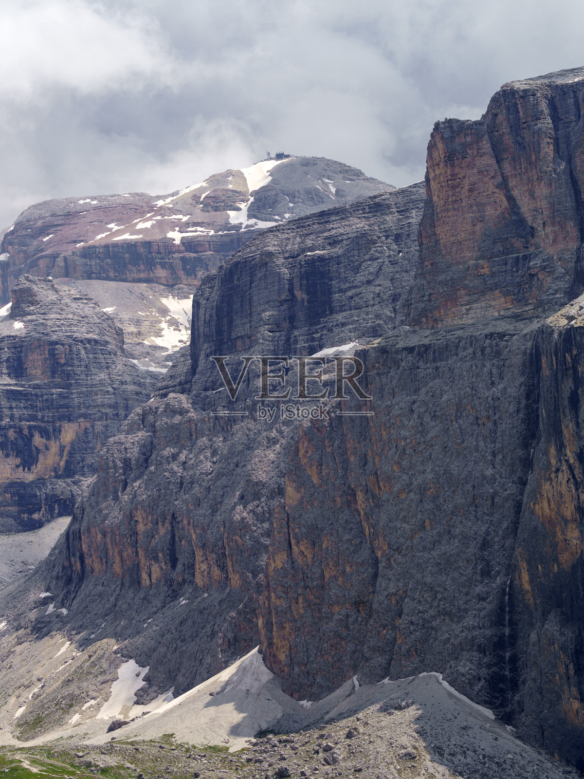沿山路到塞拉山口，白云石照片摄影图片