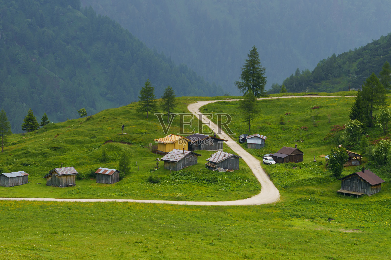 沿途山势优美，通往Fedaia关口，白云岩照片摄影图片