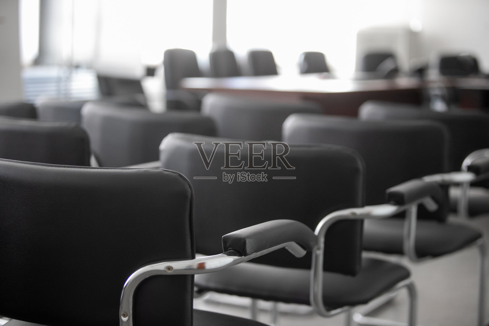 会议室里空荡荡的黑椅子照片摄影图片