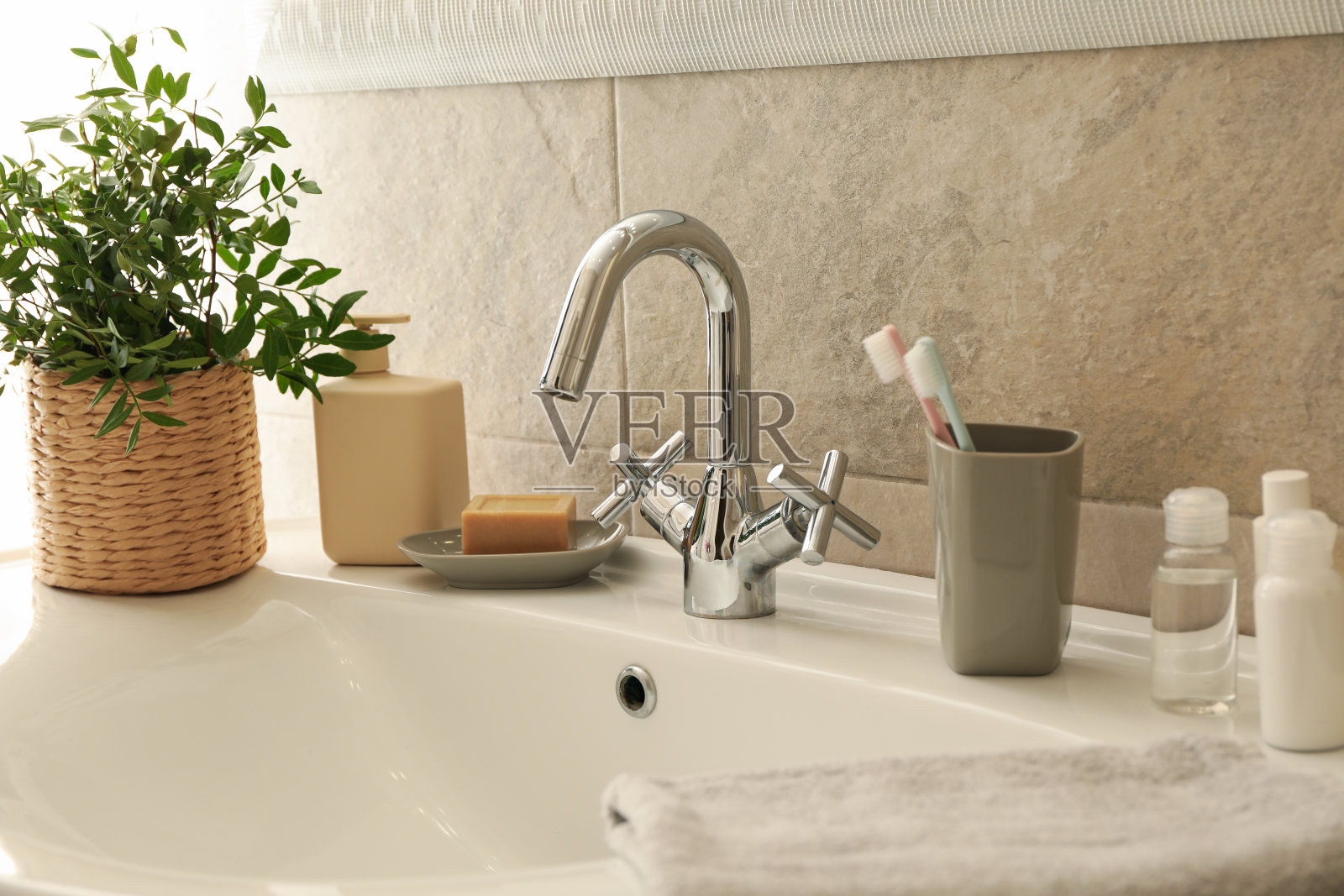 浴室的水槽和个人卫生用品照片摄影图片