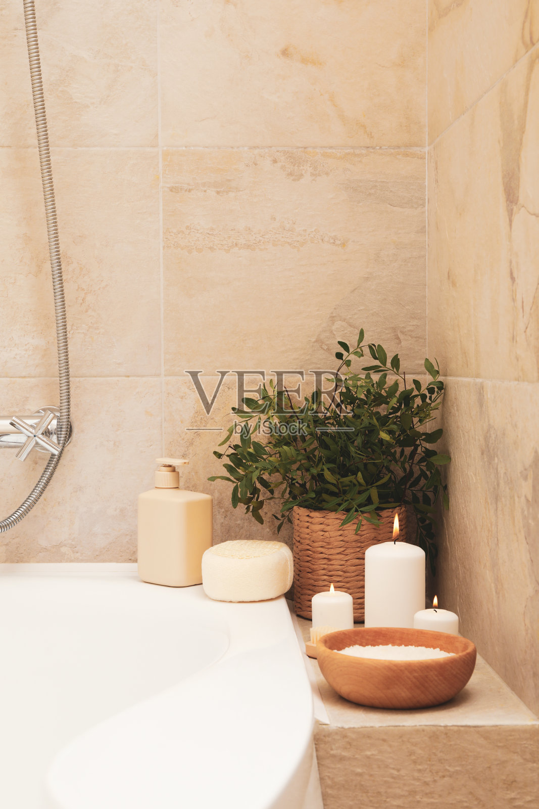 在浅米色浴室中使用个人卫生用品洗澡照片摄影图片