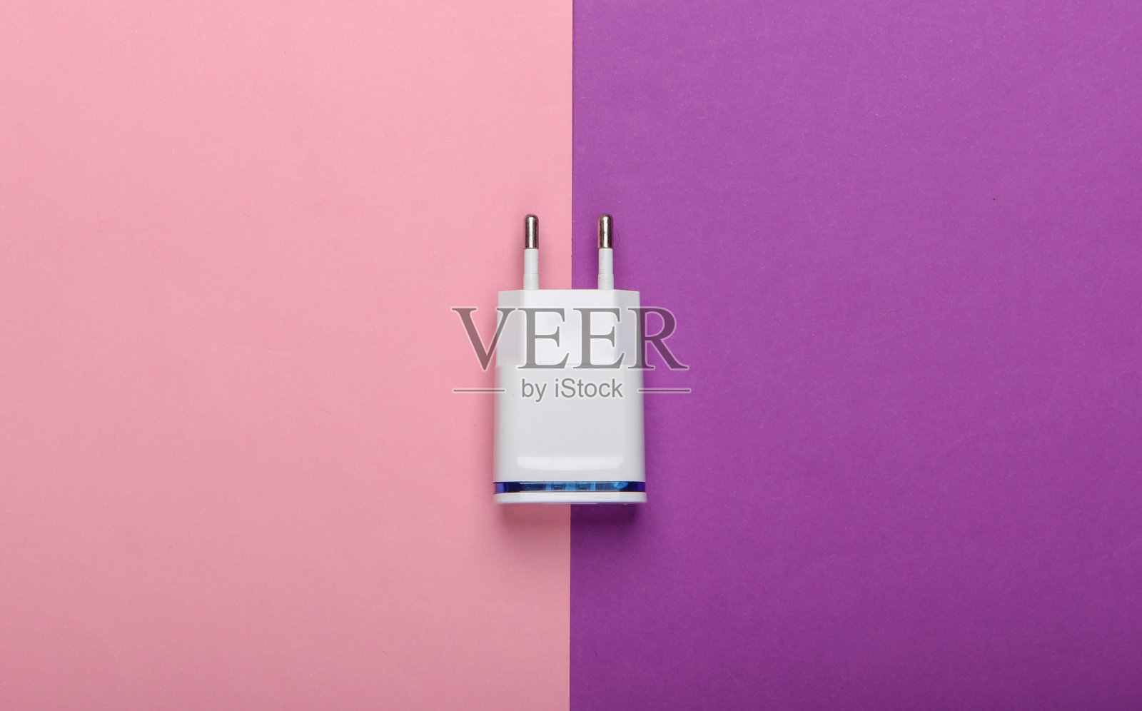 粉彩背景上的紫色充电器。俯视图照片摄影图片