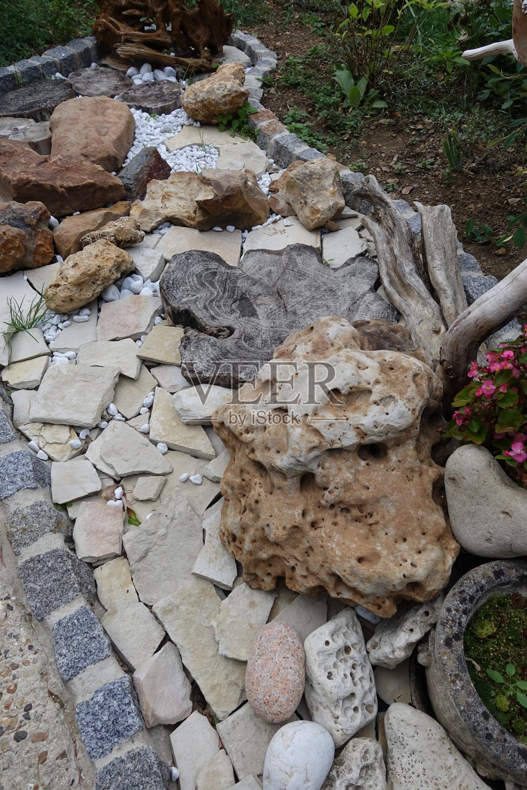 园林装饰用假山制作在边缘照片摄影图片