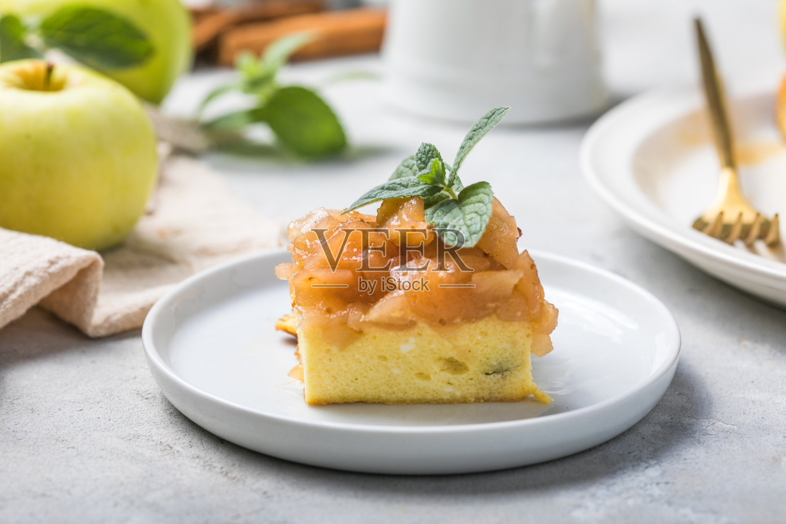 白软干酪砂锅配苹果和肉桂。健康早餐的概念。甜食，无麸质，自制蛋糕照片摄影图片