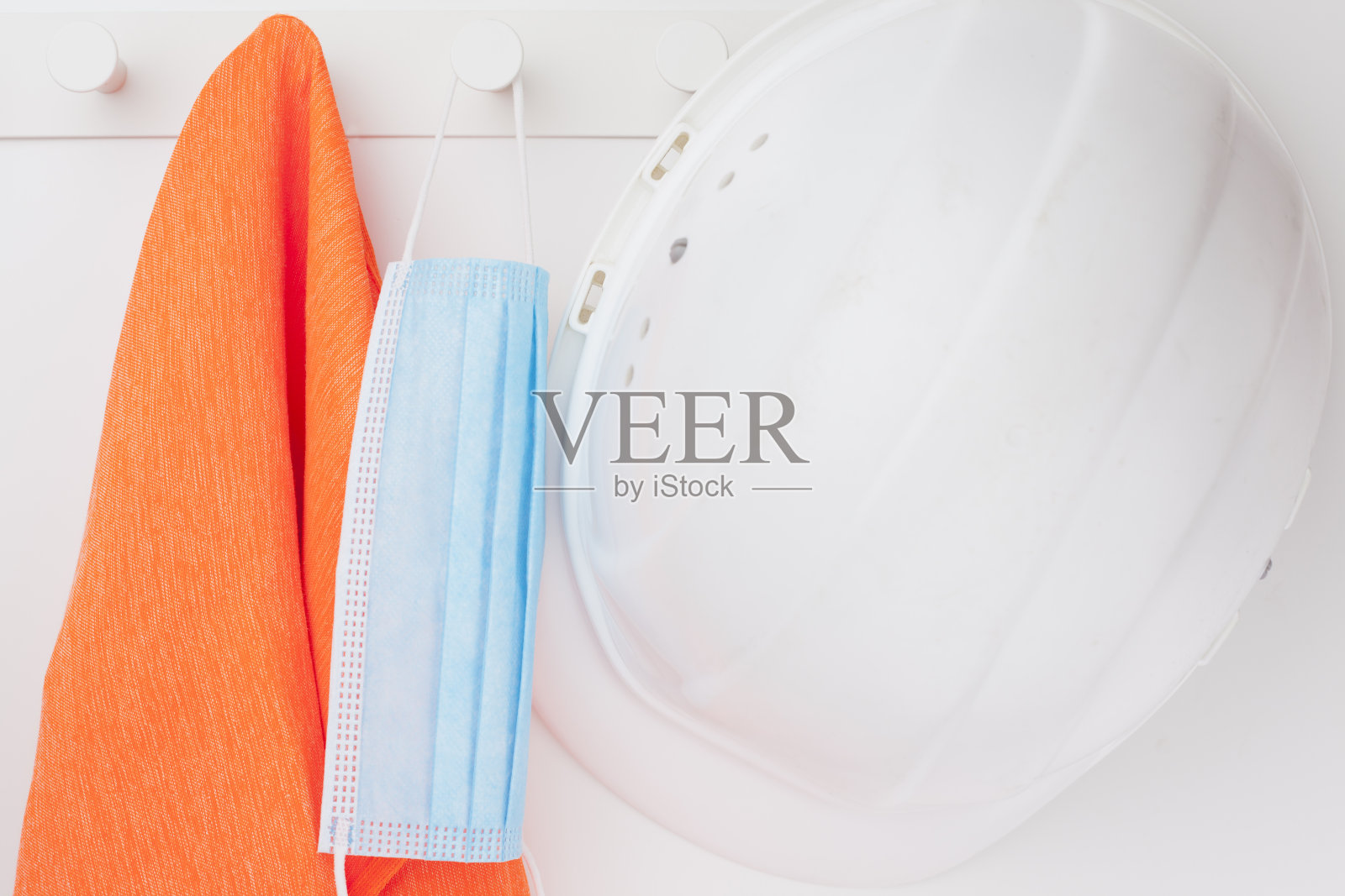 防护工作服，包括因covid-19而佩戴的面罩照片摄影图片