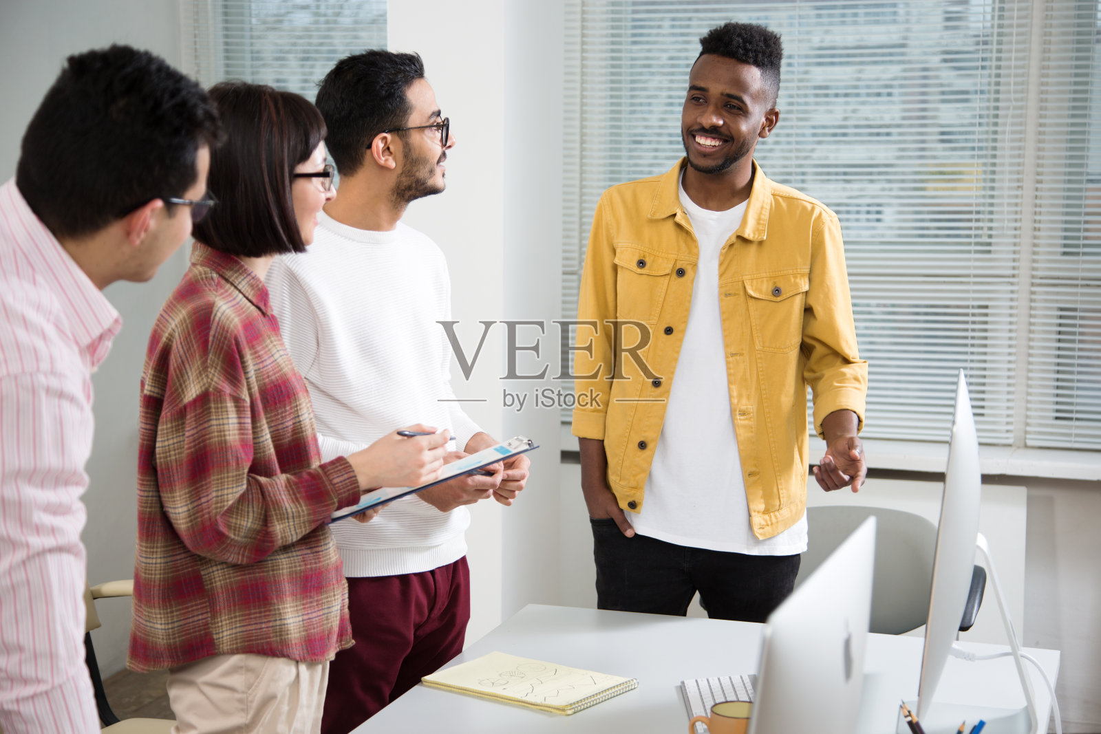 在办公室里一起工作的商业人士照片摄影图片