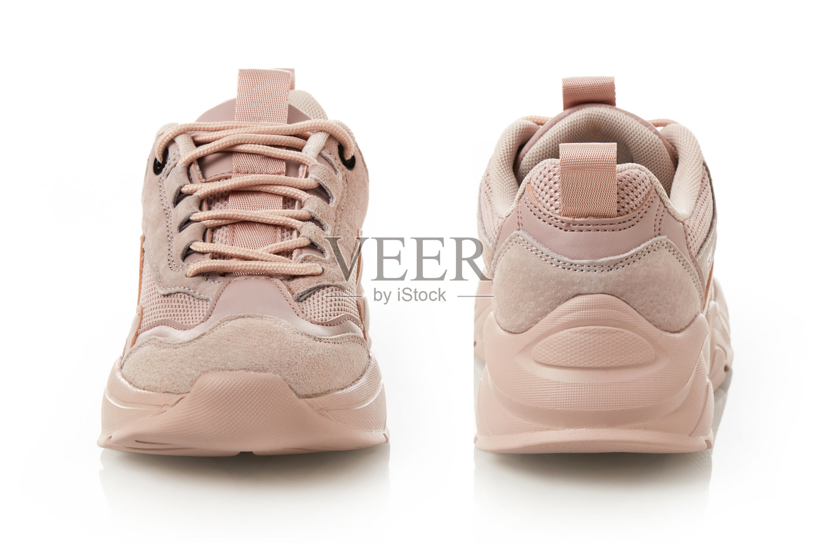 前面和后面的棕色休闲鞋照片摄影图片