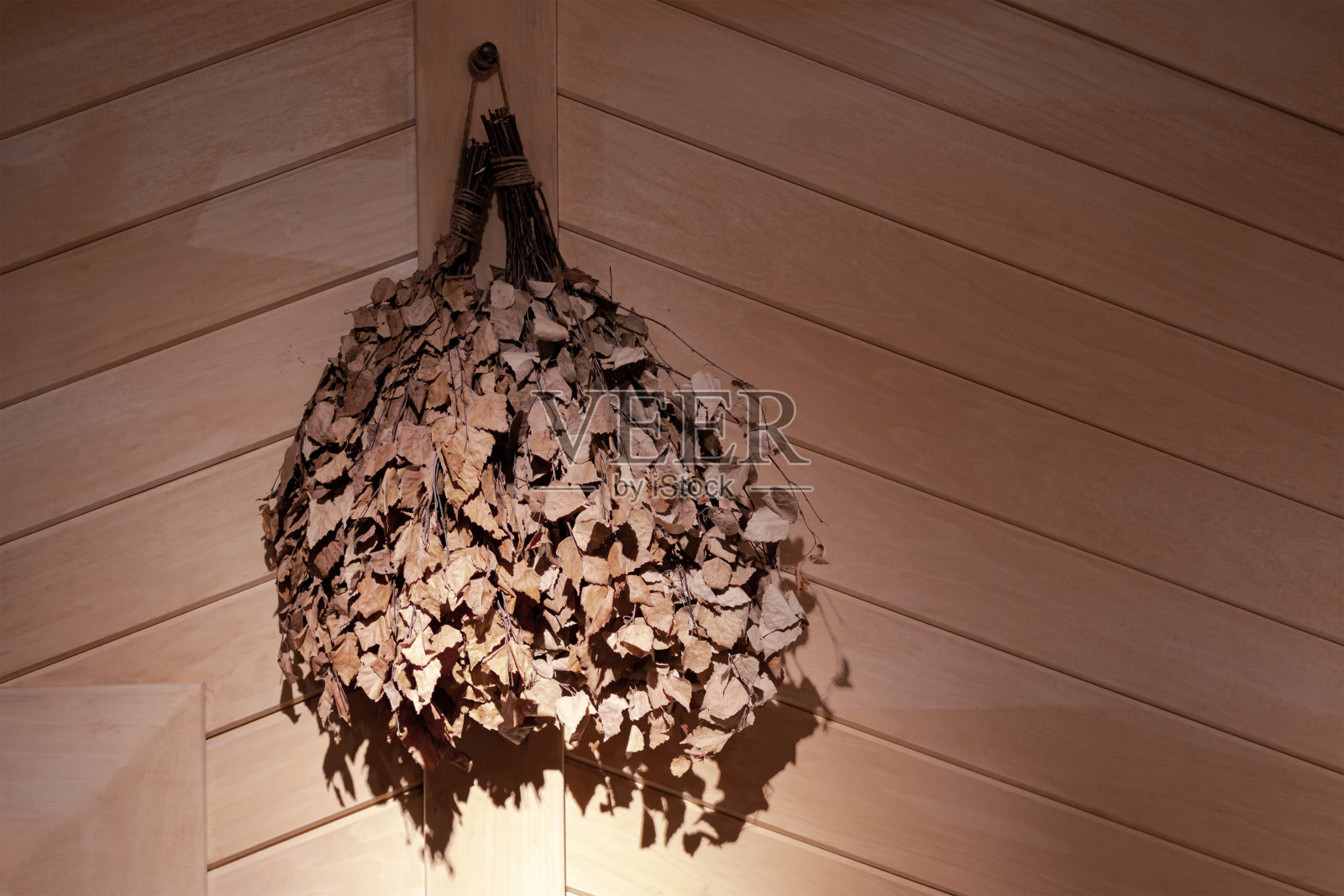 桦树浴扫帚俄罗斯Banya Venik桑拿重量在木墙上照片摄影图片