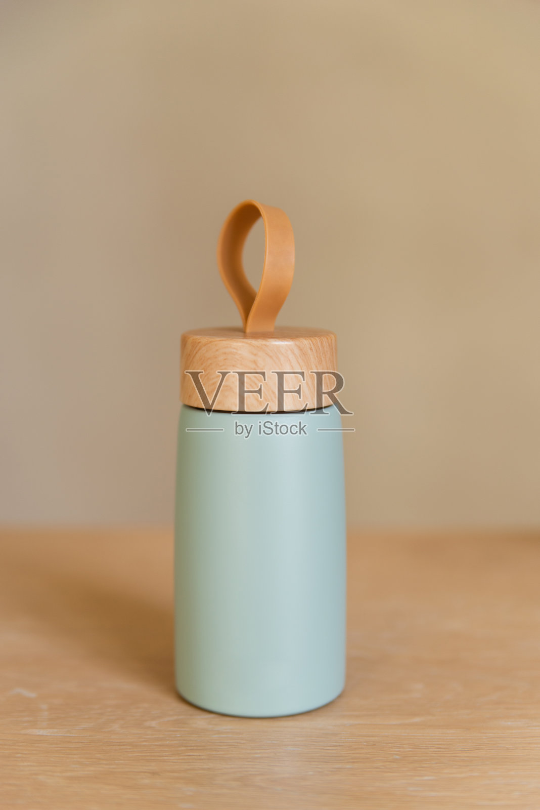 可重复使用的真空环保铝杯带走在木桌上。“零浪费”。照片摄影图片