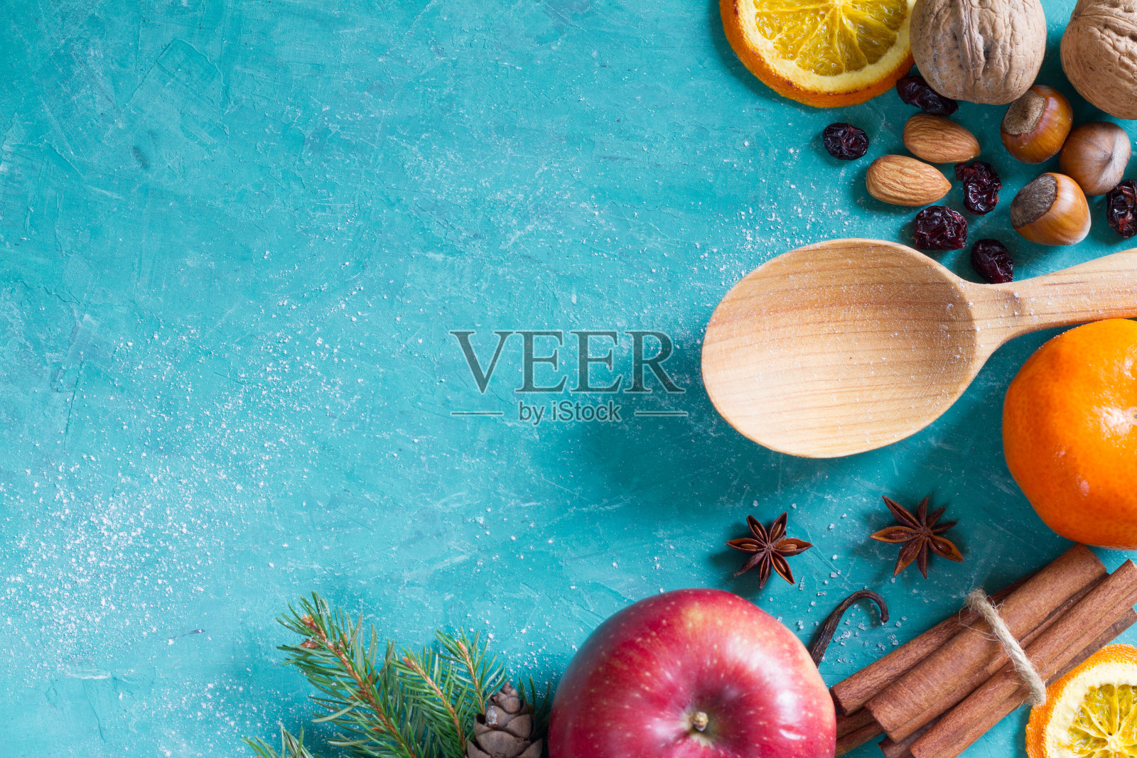 以水果、香料和坚果为背景的圣诞食物照片摄影图片