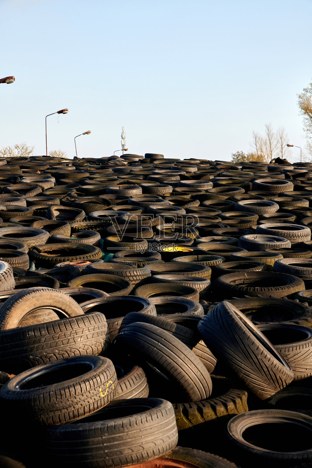 成吨的旧轮胎混在一起照片摄影图片