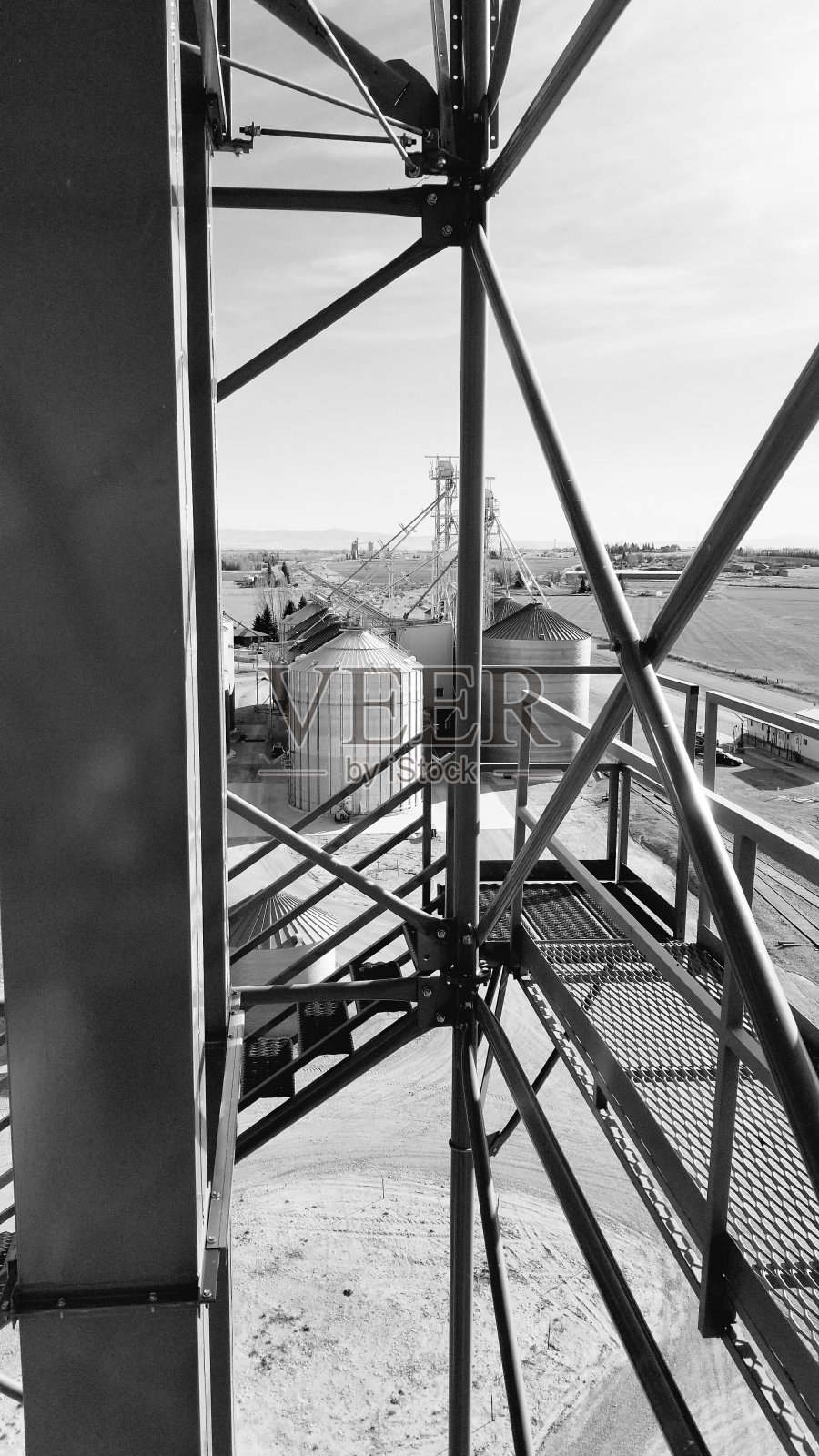 远处的粮仓照片摄影图片