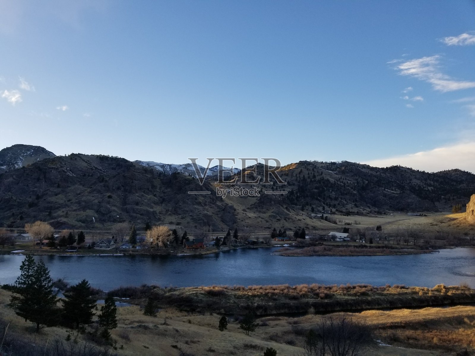 湖边的家照片摄影图片