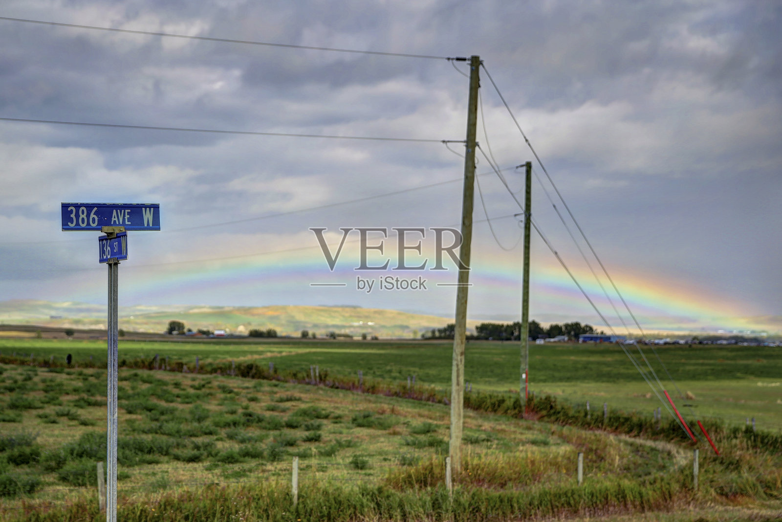 阿尔伯塔省Okotoks附近的大草原上的彩虹照片摄影图片