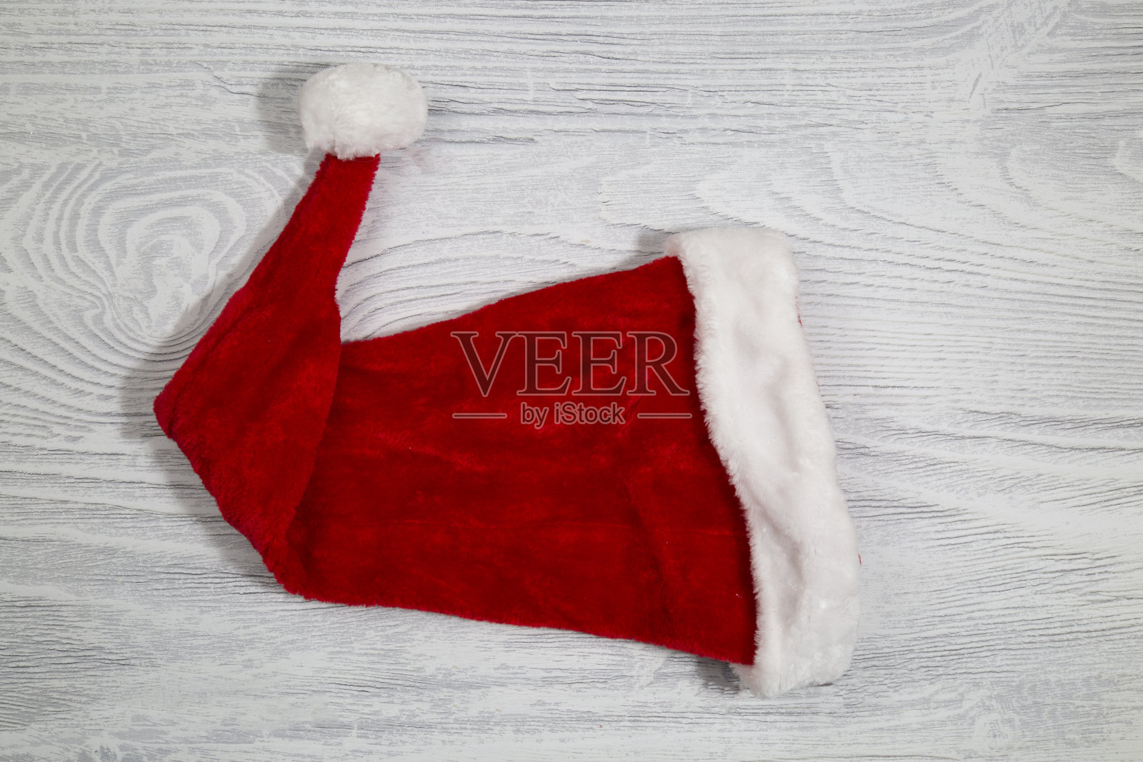 白色背景上的红色圣诞帽。照片摄影图片