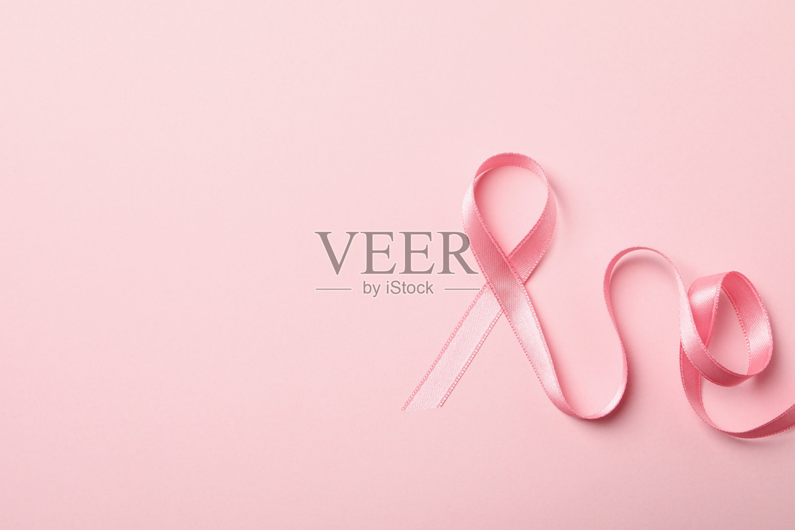 粉色背景上的粉色感知丝带，文字空间照片摄影图片