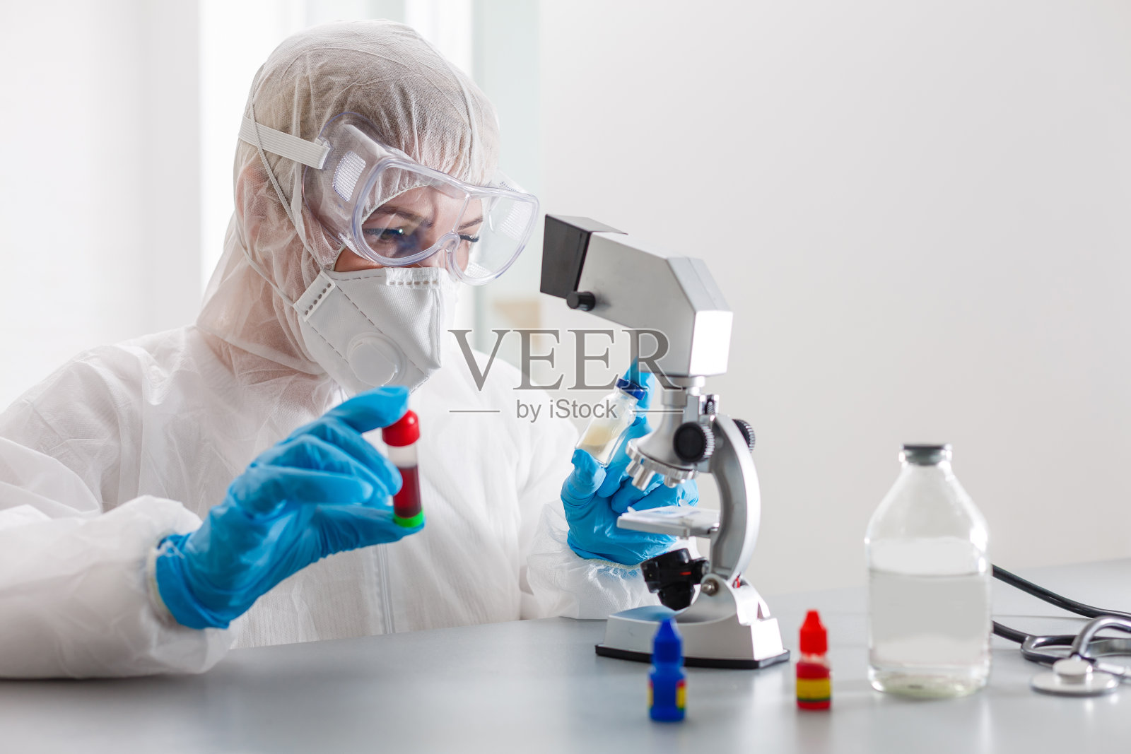 在实验室里摆弄显微镜的女人照片摄影图片