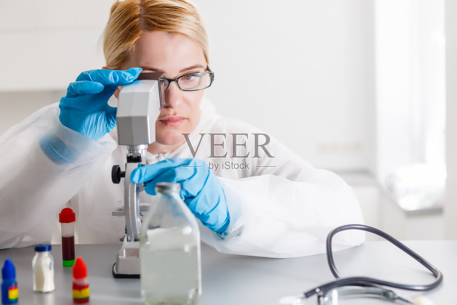 年轻女科学家在实验室分析样品照片摄影图片