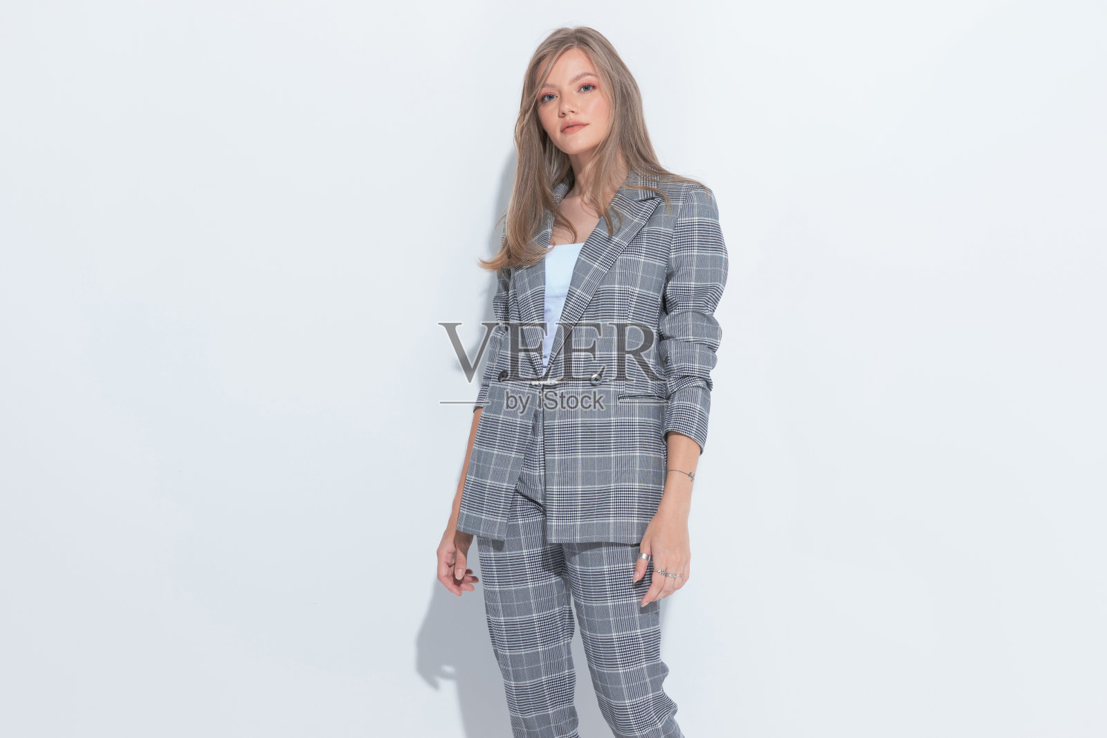 严肃的时尚女商人穿着西装站着照片摄影图片