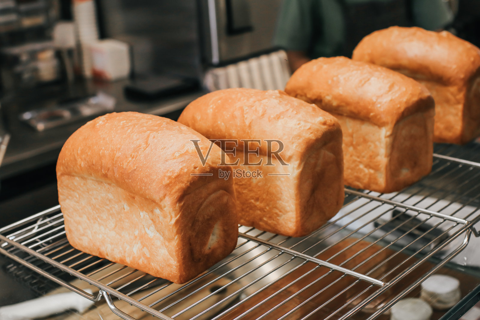 新鲜的自制面包在咖啡店。面包房，健康营养的食品理念。照片摄影图片