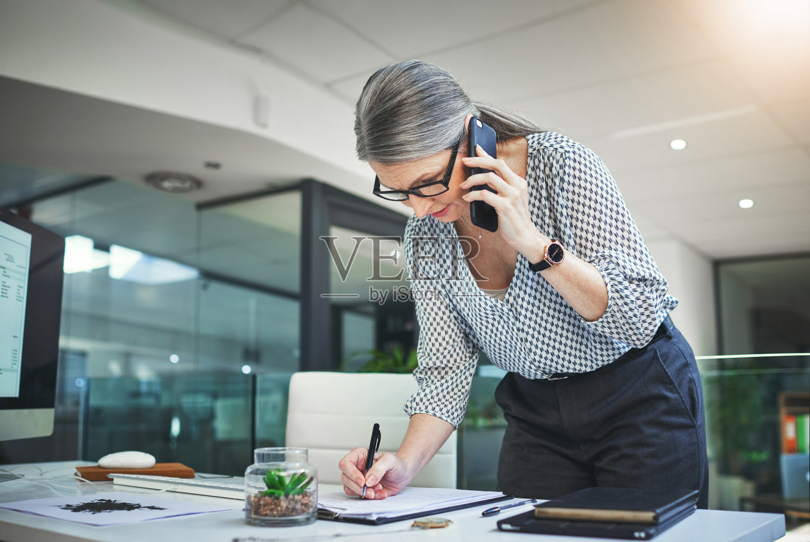 预约的人越来越多了照片摄影图片