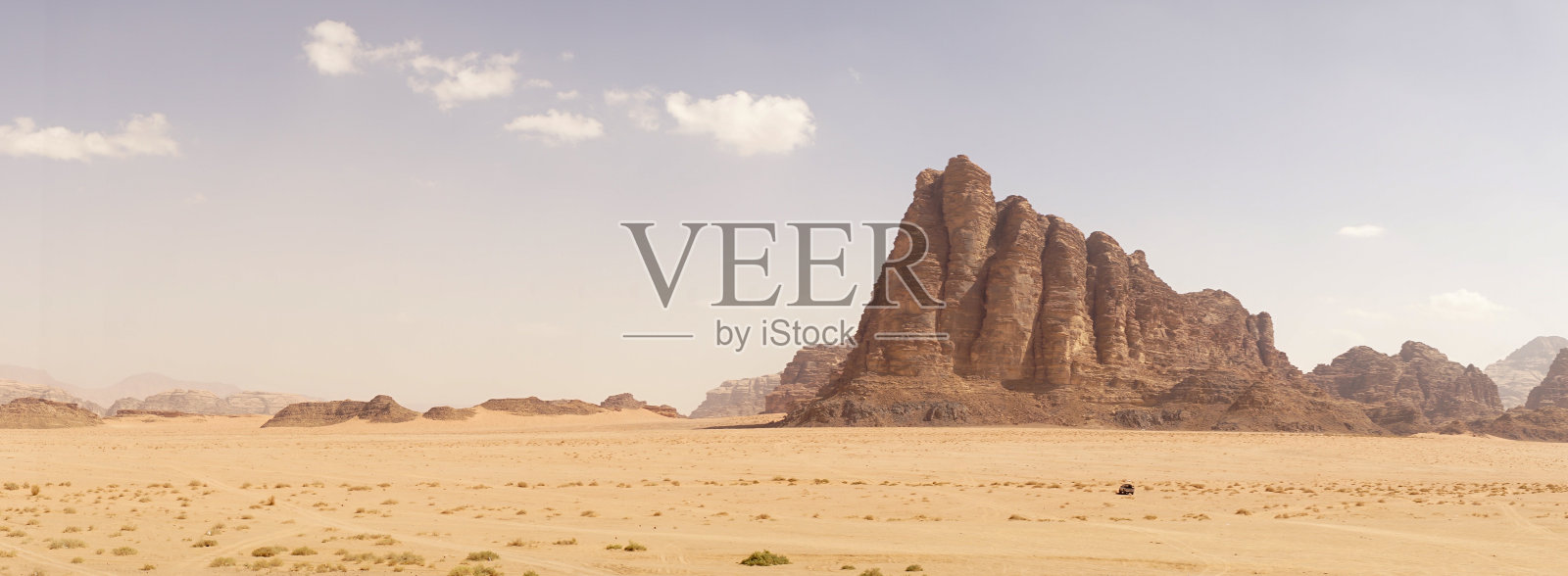 约旦瓦迪拉姆沙漠的干旱沙漠景观照片摄影图片