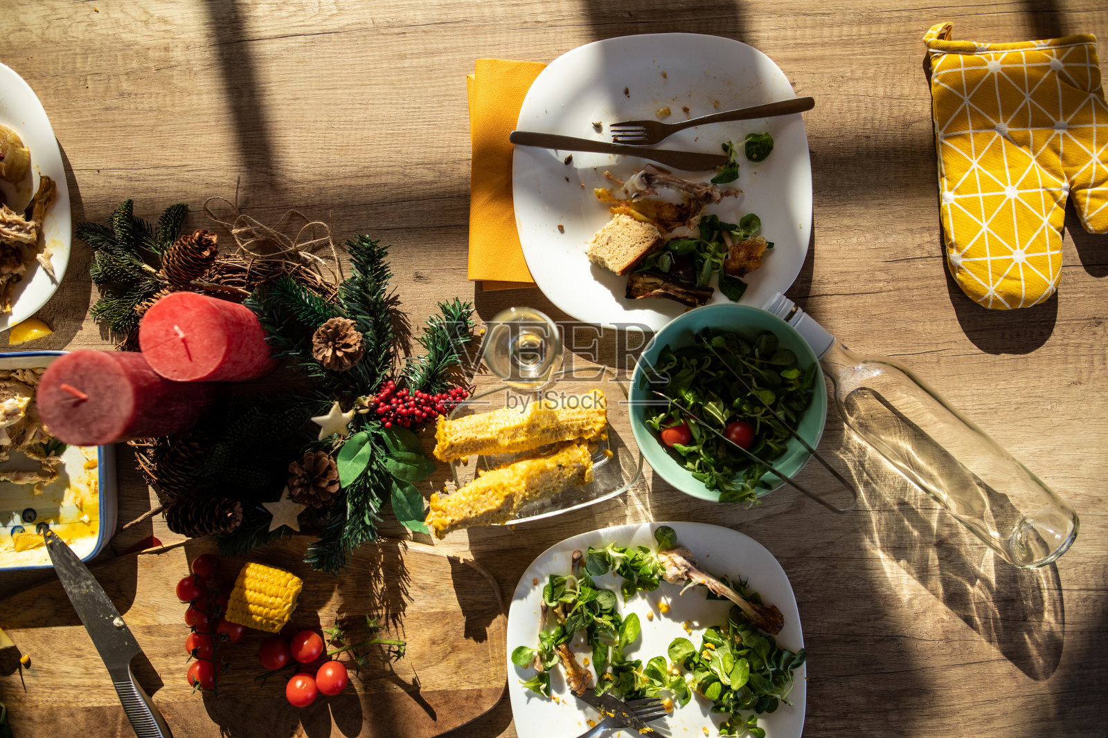 午餐后用完饭的餐桌照片摄影图片