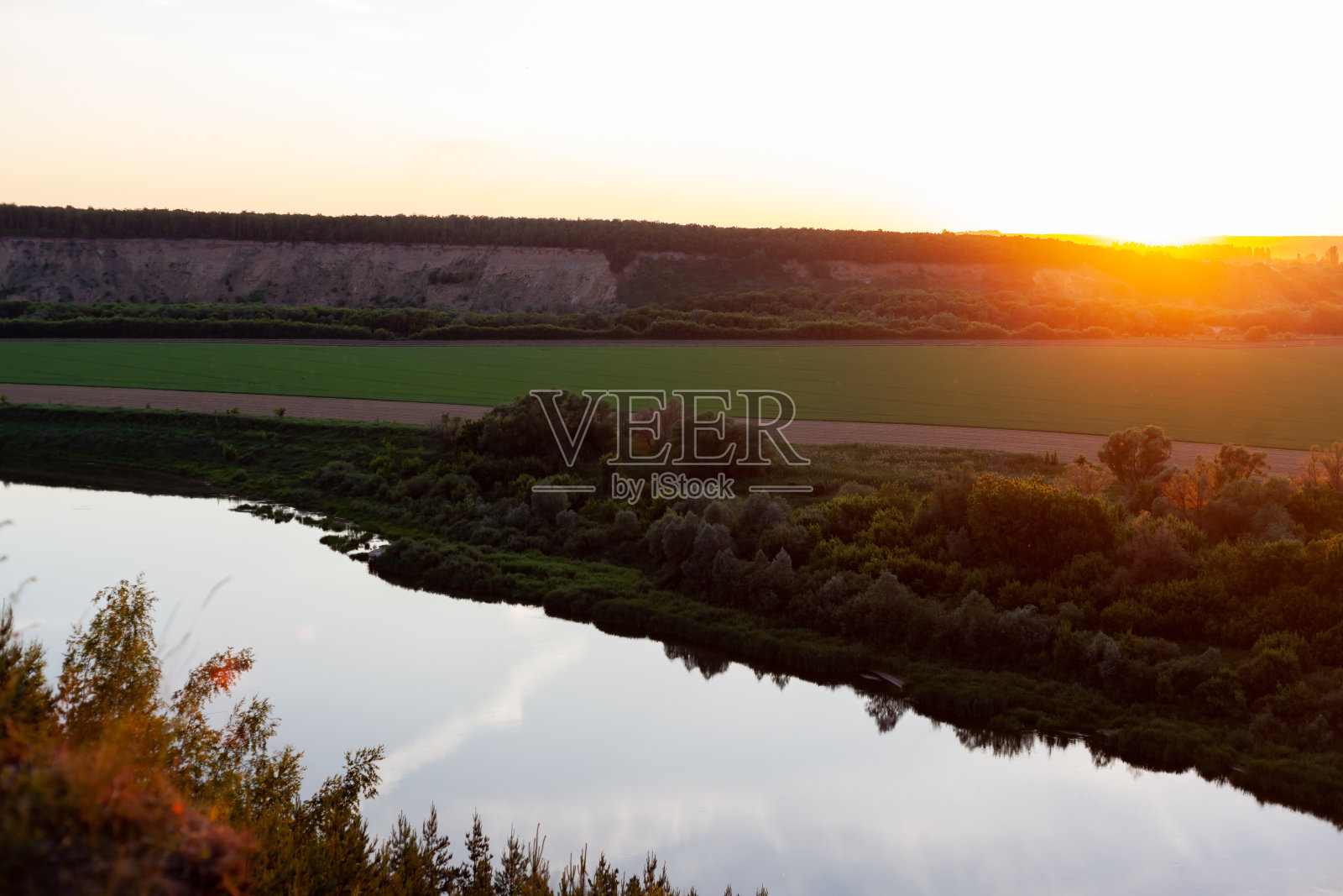 阳光明媚的日落在河上照片摄影图片