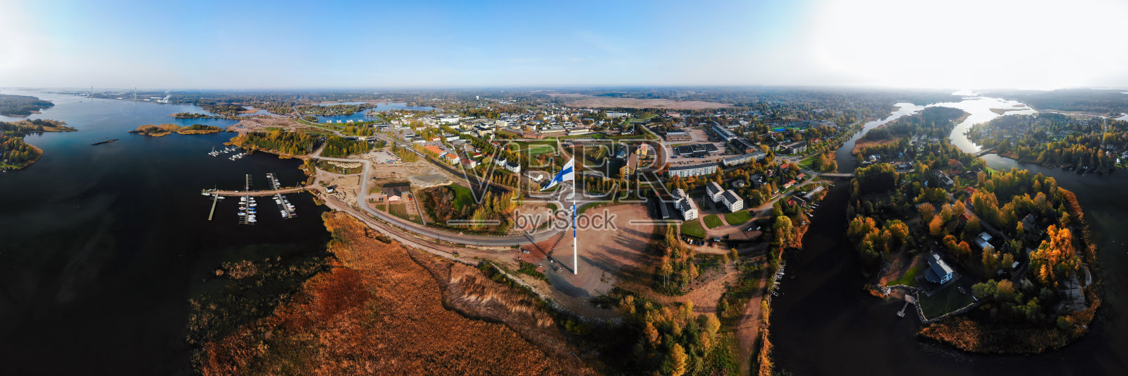 世界上最大的芬兰国旗和欧洲最高的旗杆在芬兰哈米纳市的空中全景。旗杆有100米高。照片摄影图片