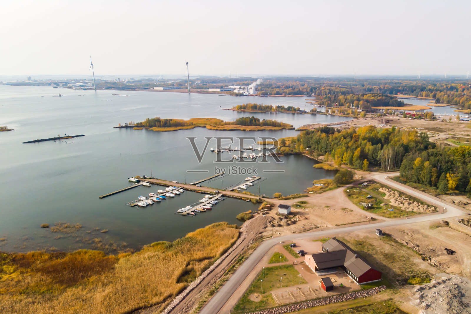 芬兰哈米纳市的空中秋景。照片摄影图片