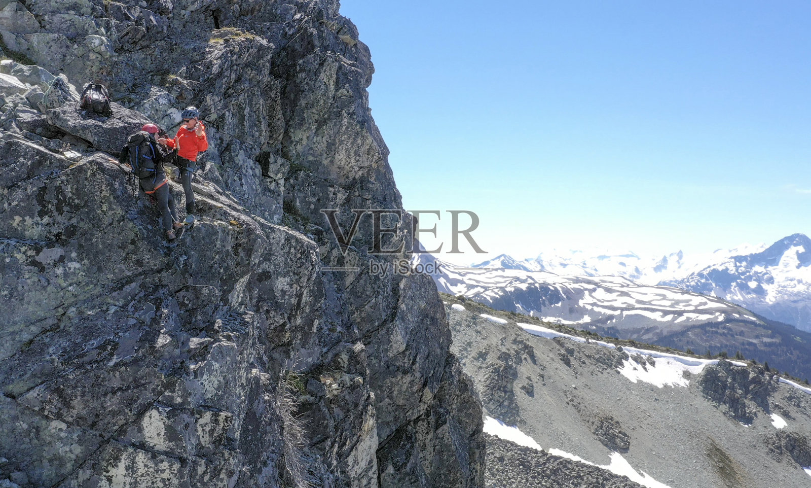 女登山家攀登山脊照片摄影图片