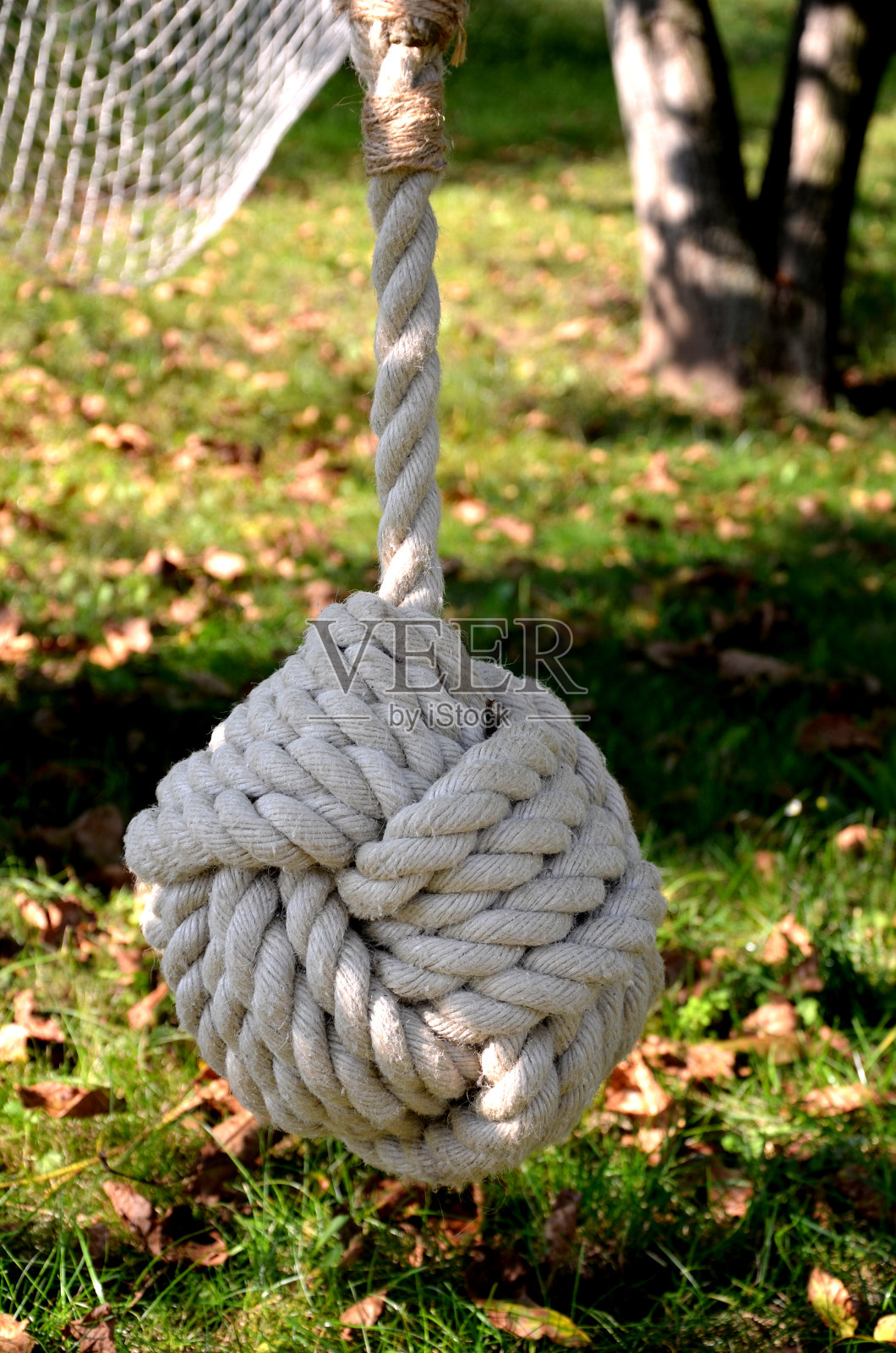 可以在家里用绳子和绳索做的东西。将吊床牢固地绑在树上是一个好主意，这样树皮就不会受损。打结可以绑成球的形状，让孩子们在上面荡秋千照片摄影图片