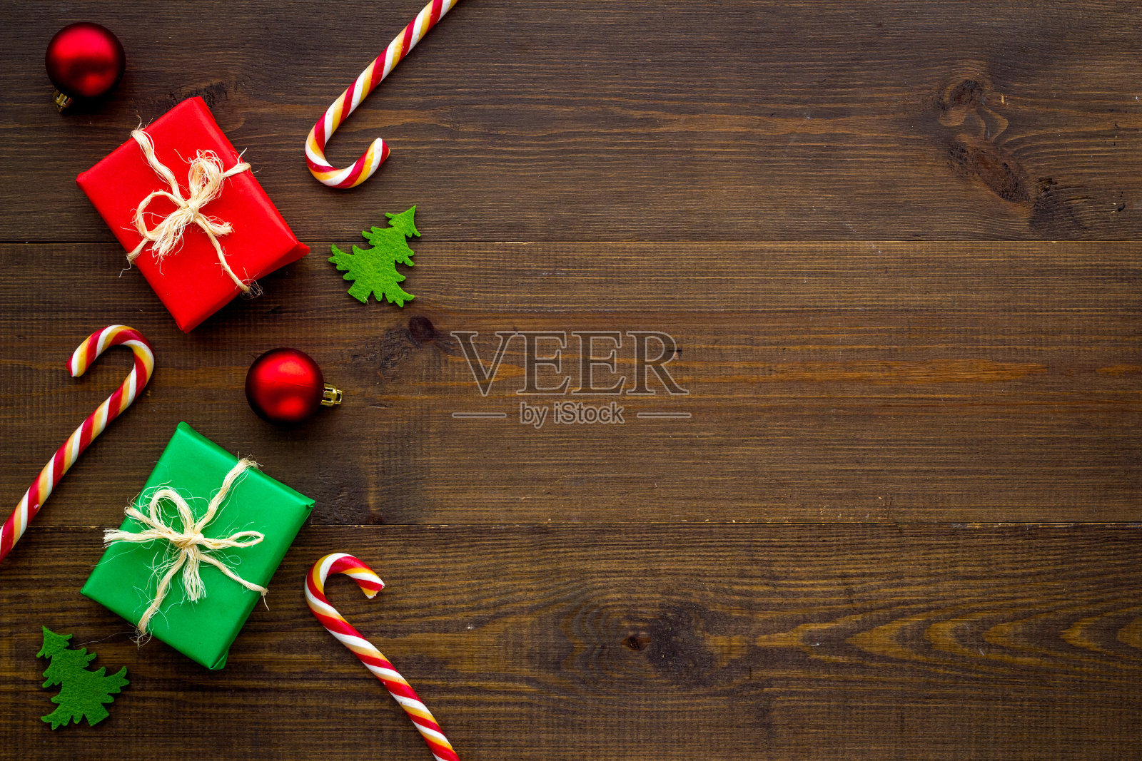 圣诞餐桌布置礼物和装饰品照片摄影图片