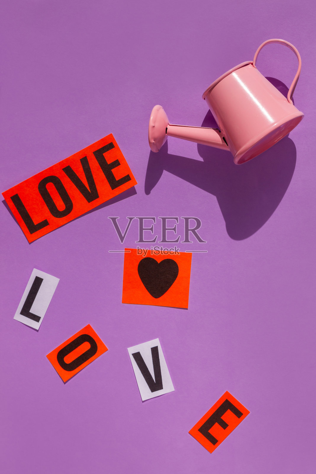 粉色洒水罐粉彩背景平铺有阴影。创意极简主义波普艺术创作，贺卡设计照片摄影图片