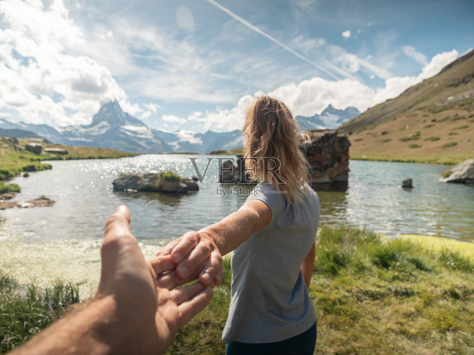 在著名的马特洪峰附近，一对夫妇手牵手照片摄影图片