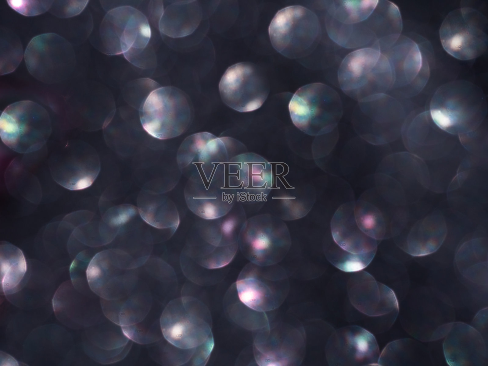 蓝色、黄色和紫色的散焦。完美的抽象叠加镜头。时髦的霓虹灯颜色，节日闪闪发光的散焦灯。照片摄影图片