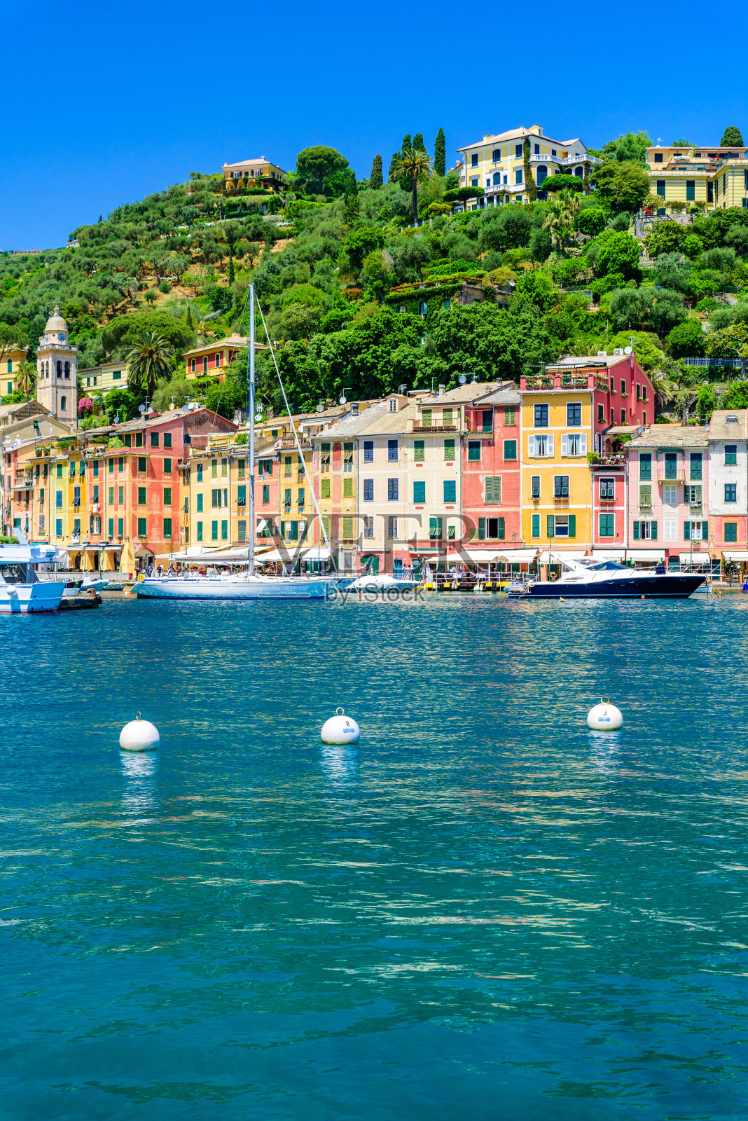 意大利，波托菲诺——在小海湾里有五颜六色的房子和游艇。意大利热那亚省利古里亚。意大利的一个渔村，有着美丽的夏季海滨风景。照片摄影图片