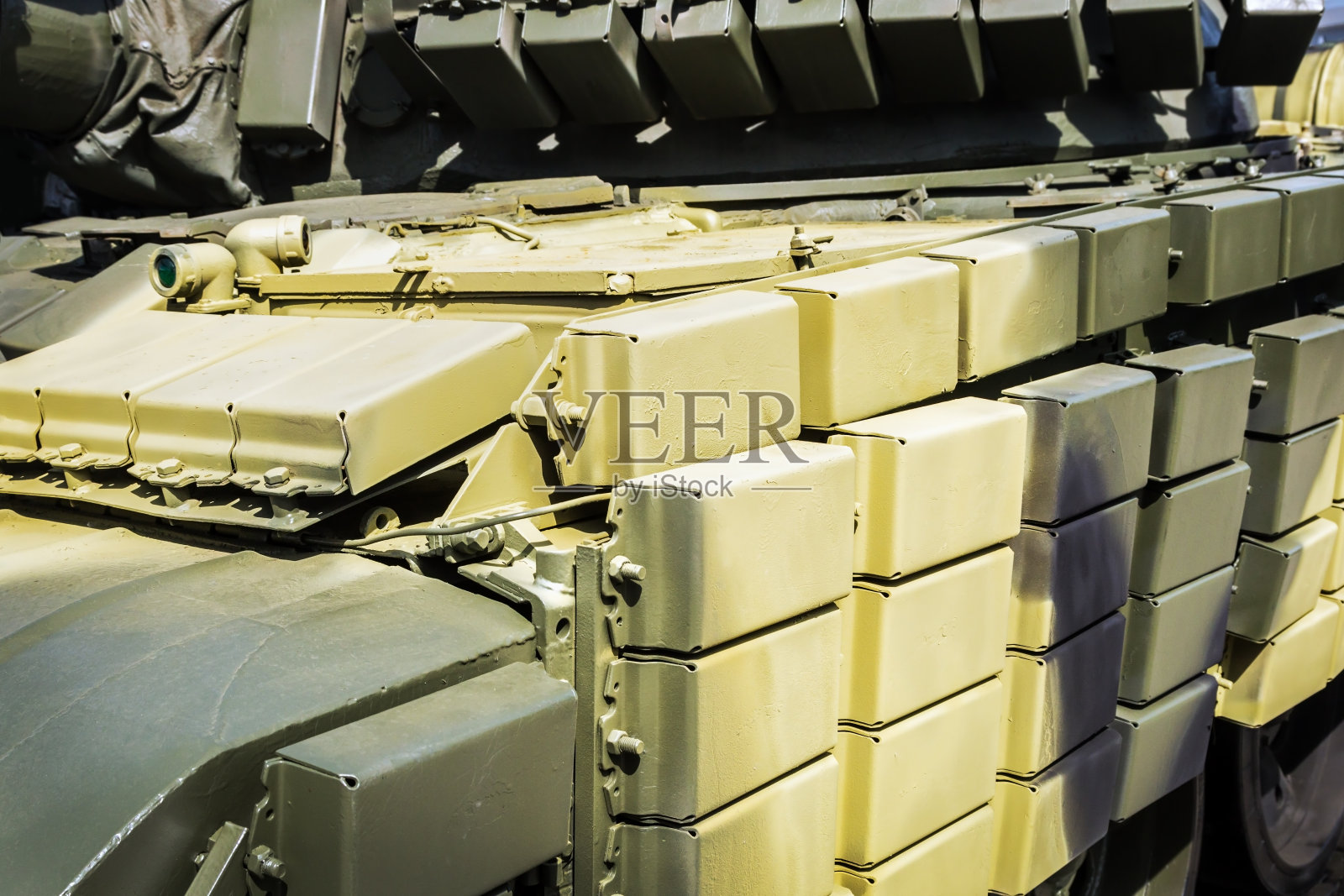 安装在坦克和其他装甲上的累积防护照片摄影图片